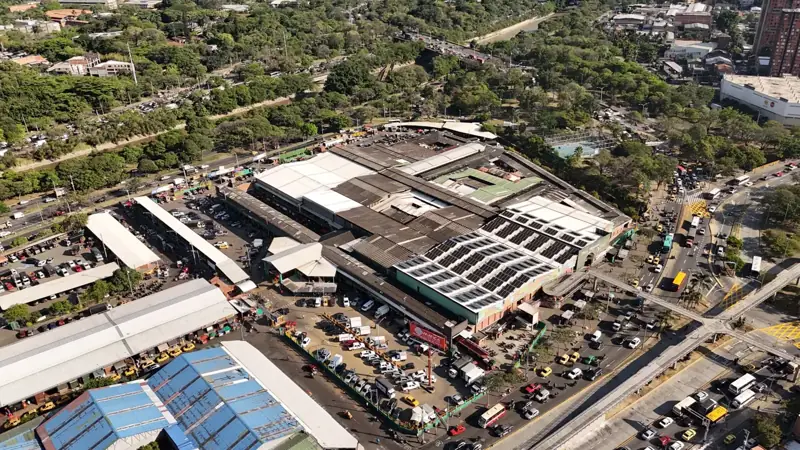 Fotografía aérea con dron de un sector comercial de Medellín