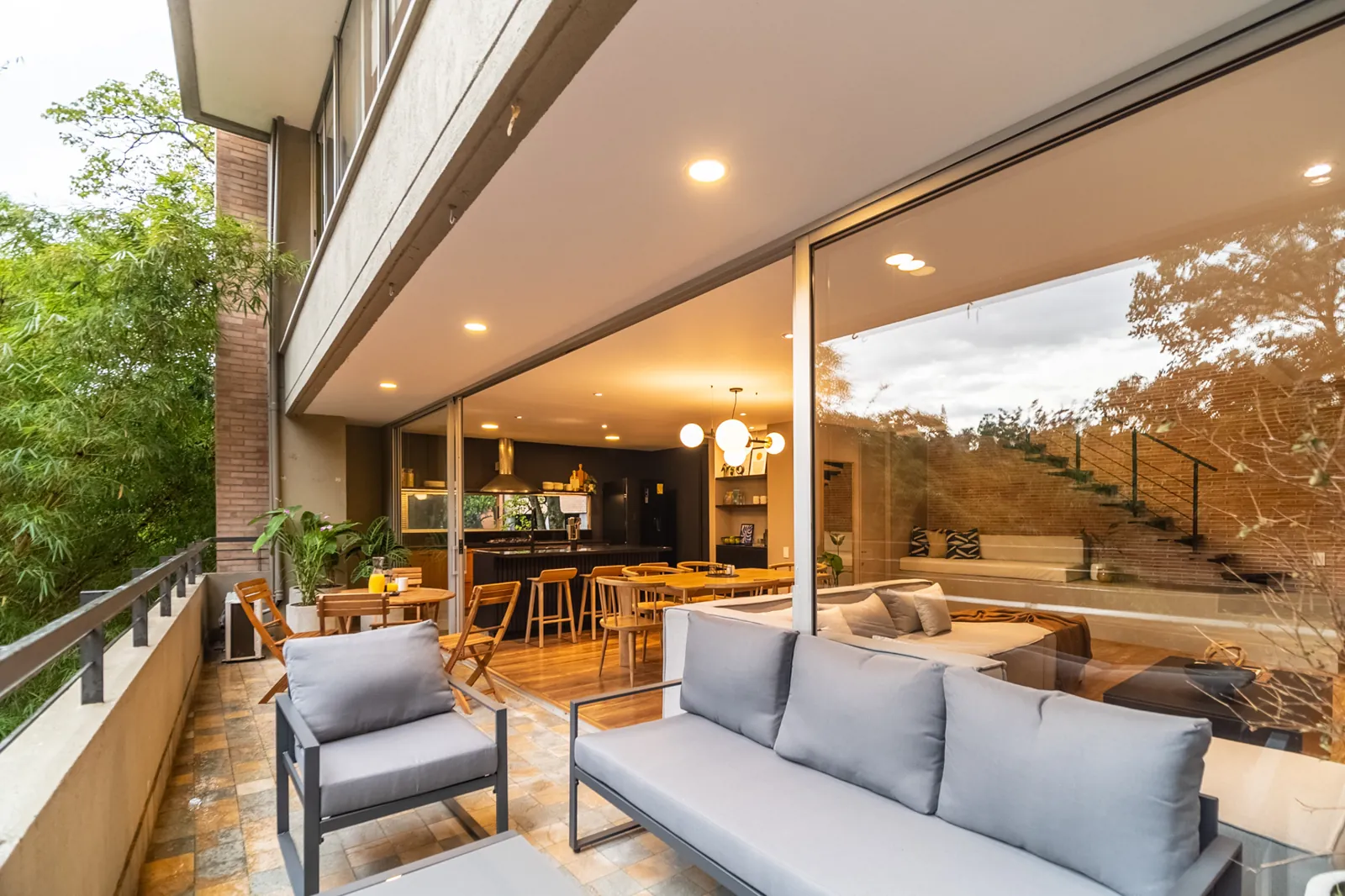 Terraza de apartamento en Medellín con sala y comedor exterior